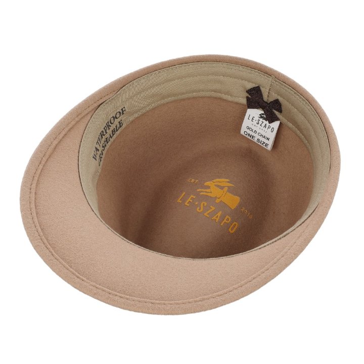 Ladies cap beige woolfelt, golden chain