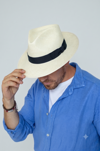 Le Szapo Panama Traveller White.png